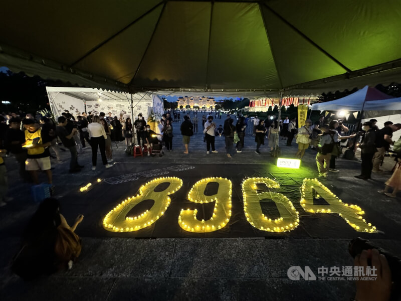 圖為六四35週年紀念晚會，眾人以燭光排出「8964」字樣。（中央社檔案照片）