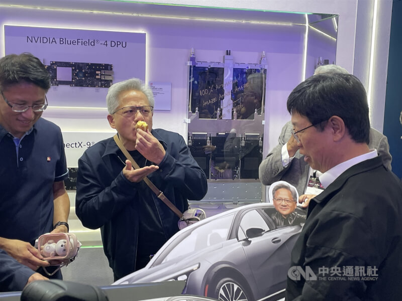 輝達（NVIDIA）執行長黃仁勳3日中午參觀鴻海COMPUTEX展區，鴻海致贈鴻華先進推出的新款電動車CAVIRA供他在台代步。中央社記者鍾榮峰攝　115年6月3日