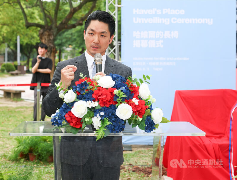 台北市長蔣萬安(前)3日到大安森林公園出席「哈維爾的長椅」揭幕式,介紹設置過程,強調這座長椅除代表民主對話、致敬捷克已故總統哈維爾(Václav Havel),更象徵台北與捷克緊密的關係。中央社記者謝佳璋攝 115年6月3日
