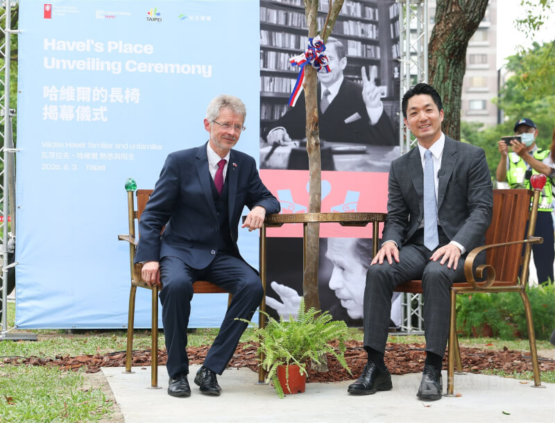 「哈維爾的長椅」揭幕儀式3日下午在台北市大安森林公園舉行，捷克參議院議長韋德齊（Miloš Vystrčil）（前左）、台北市長蔣萬安（前右）出席見證。中央社記者謝佳璋攝　115年6月3日