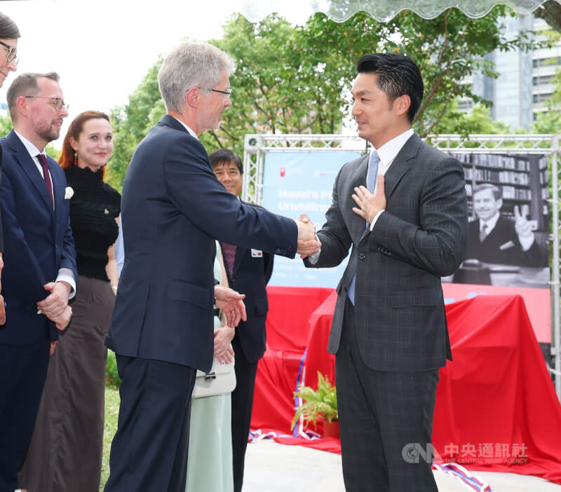 台北市長蔣萬安(前右)3日下午在台北市大安森林公園出席「哈維爾的長椅」揭幕式,與捷克參議院議長韋德齊(Miloš Vystrčil)(前右2)握手致意。中央社記者謝佳璋攝 115年6月3日