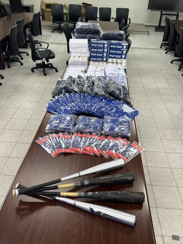 桃園市桃園第一獅子會3日捐贈近新台幣20萬元的棒球用品，給馬祖高中棒球隊，包括球具、打擊手套、風衣、球褲、練習緊身衣、毛毯等，解決離島棒球設備取得不易問題，讓同學能專注練球。（馬祖高中提供）中央社記者潘欣彤傳真　115年6月3日