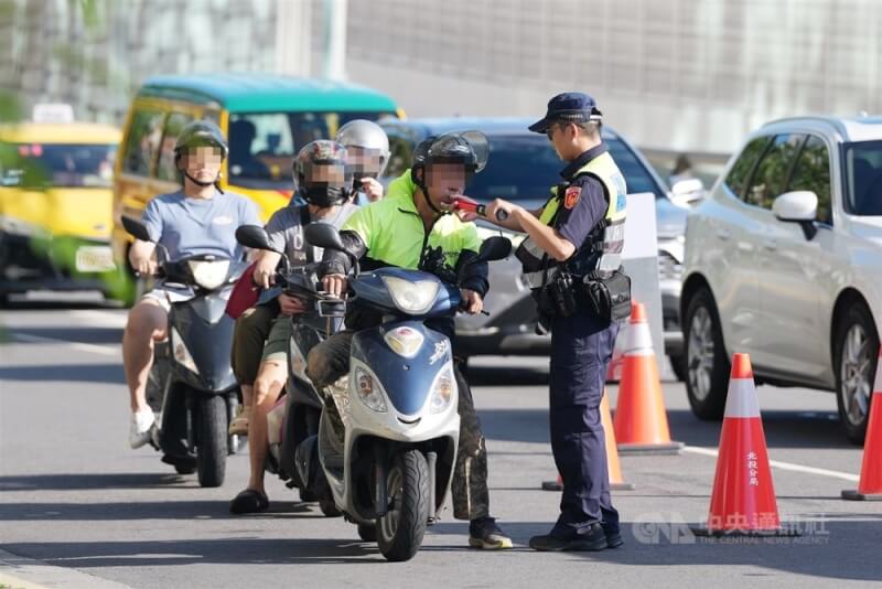 圖為台北市員警執行臨檢任務。人物非新聞事件當事人。（中央社檔案照片）