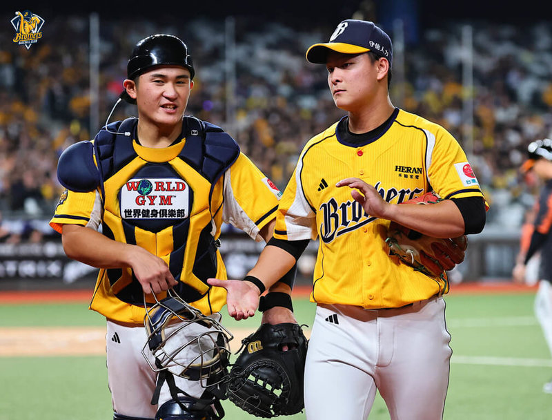 中華職棒中信兄弟隊21歲捕手陳九登（左）進入職棒第2年，5月升上一軍後，至今累積3次先發出賽，短短時間就要適應一軍強度，還是會緊張。（中信兄弟隊提供）中央社記者蘇志畬傳真　115年6月4日