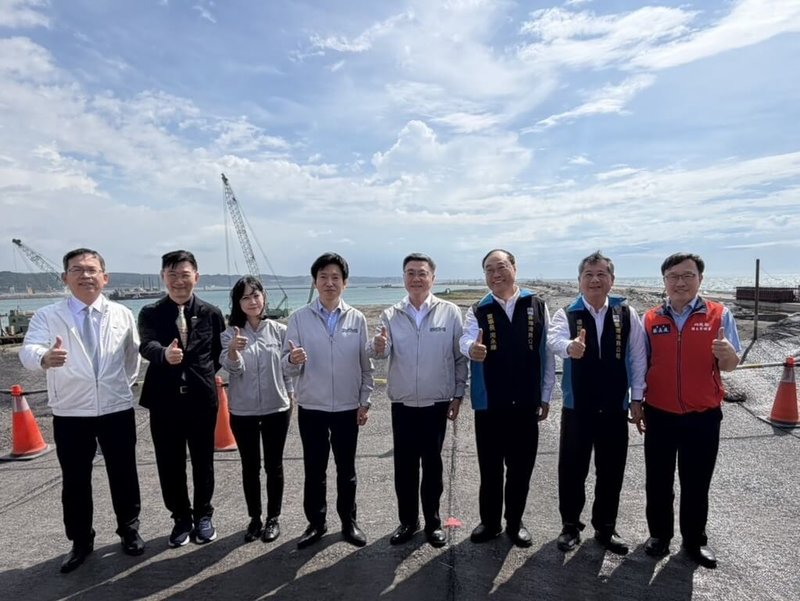 行政院長卓榮泰（右4）4日赴台北港視察營建剩餘土石方去化推動情形並指示，全面提升國內土方去化管理效能。（內政部提供）中央社記者高華謙傳真　115年6月4日