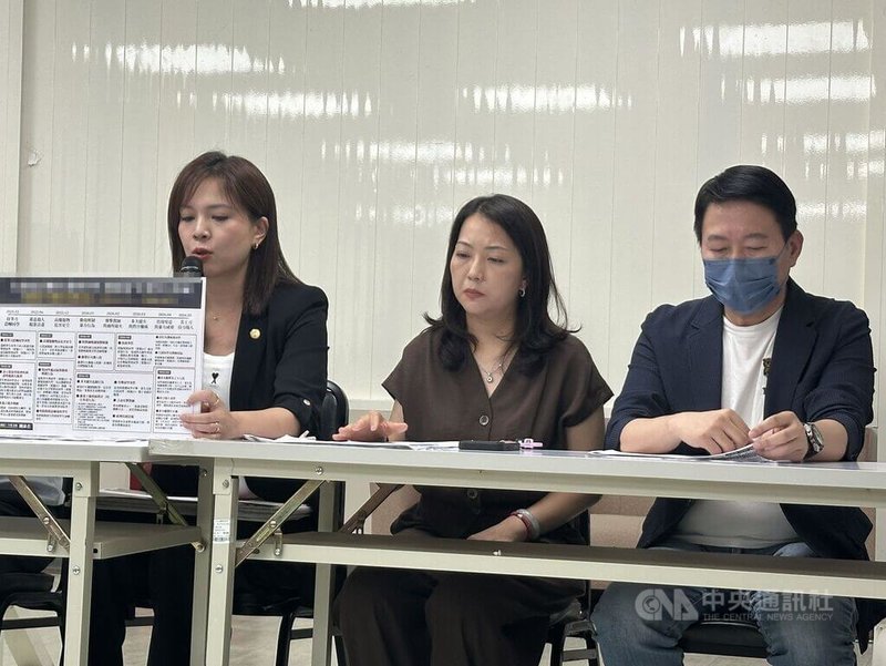 國民黨台北市議員鍾沛君（左）4日在議會召開記者會，質疑校安通報有漏洞，希望教育局檢討校安通報流程，包含學校家長會長、學生家長代表等人出席。中央社記者劉建邦攝　115年6月4日