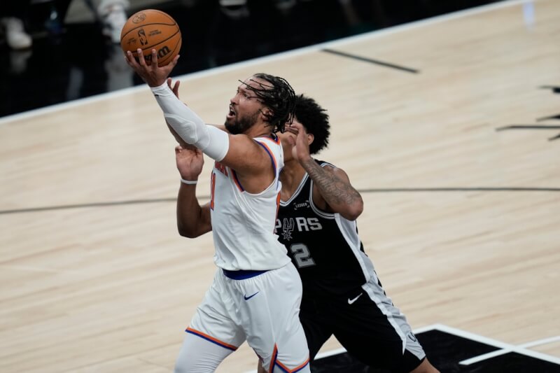 NBA總冠軍賽首戰3日開打，上半場紐約尼克主將布朗森（左）突破聖安東尼奧馬刺對手的防守上籃。（美聯社）