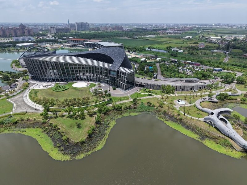 2015年開館的故宮南院整體建築宛如浮於水面的流動形體；因輝達（NVIDIA）台灣總部與南院同為建築設計師姚仁喜操刀，近日再度引起關注。（故宮南院提供）中央社記者蔡智明傳真　115年6月4日