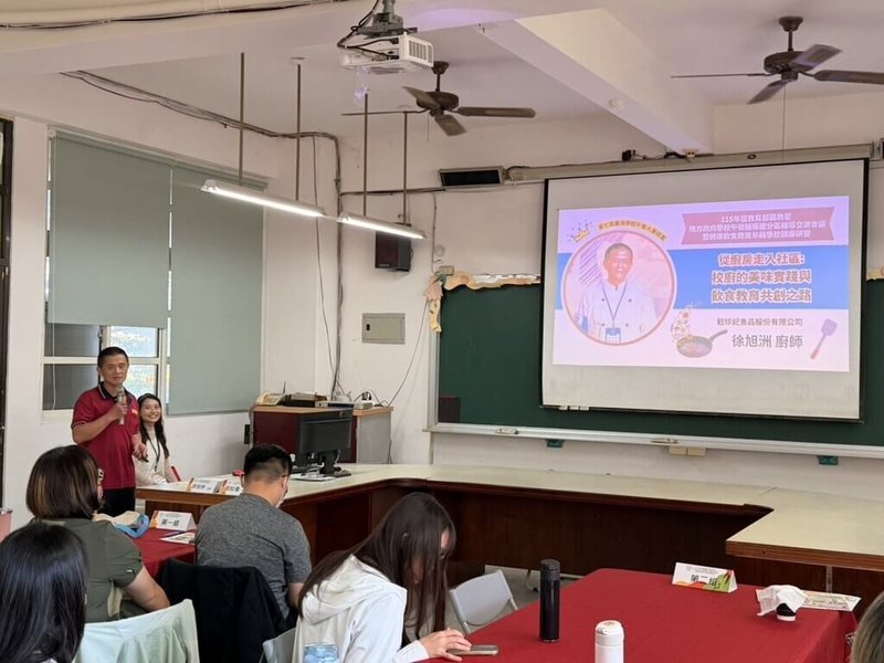 台中市自115學年度起公私立國中小營養午餐免費。台中市教育局攜手相關單位，舉辦健康飲食觀摩，清海國中營養師與廚師分享共同推動學校午餐經驗。（台中市教育局提供）中央社記者趙麗妍傳真　115年6月4日