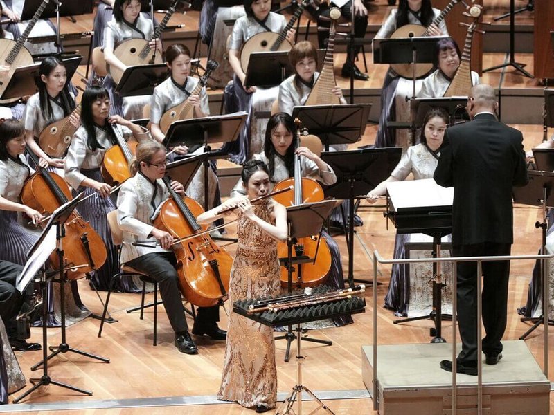 台北市立國樂團3日晚間登上柏林愛樂廳演出，由北市國笛聲部首席賴苡鈞（前立者左）擔任笛獨奏演出作曲家王乙聿「庫依的愛情」，台風充滿英氣，也讓現場樂迷掌聲久久未息。（北市國提供）  中央社記者趙靜瑜傳真  115年6月4日
