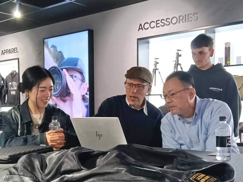 華梵大學4日發布新聞稿指出，攝影與VR設計學系主任沈昭良的作品「STAGE」介紹台灣特別的舞台車文化，近期受邀登上2026奧克蘭國際攝影節。圖為沈昭良（前排右）與各國攝影家進行意見交流。（也趣藝廊提供）中央社記者陳至中台北傳真　115年6月4日