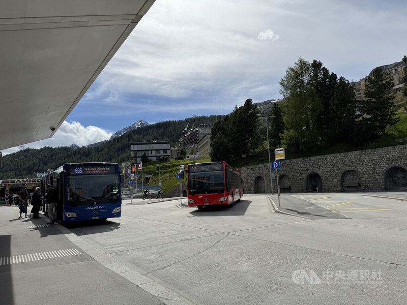 瑞士雷蒂亞鐵路的主要車站外皆設有公車接駁站，公車網絡幅員大且準點，是山間生活的重要交通工具。中央社記者郭芳君聖莫里茨市攝　115年6月4日