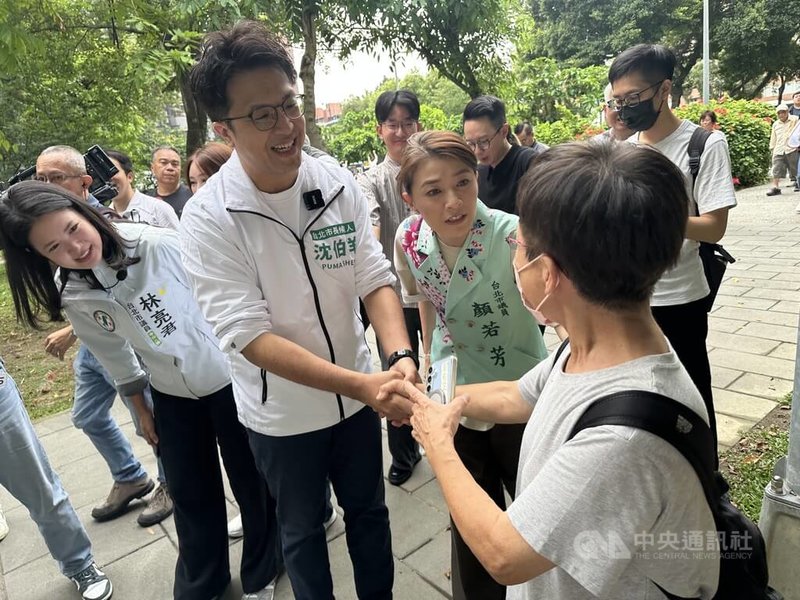民進黨台北市長參選人沈伯洋（前左2）4日在民進黨台北市議員顏若芳（前左3）、林亮君（前左1）等人陪同下，前往中山區榮星花園拜票，與民眾互動、爭取支持。中央社記者劉建邦攝　115年6月4日