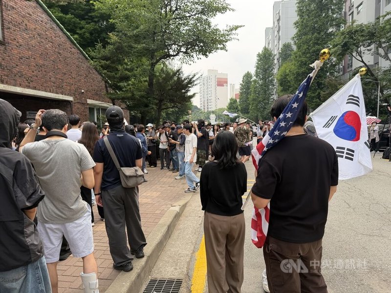 首爾市長選舉及韓國其他地方主要選舉結果底定，不過因為選票不足爭議，4日在首爾松坡區蠶室7洞第2投票所的票箱仍無法運出，示威群眾持續在門外阻擋並主張選舉無效。中央社記者楊啟芳首爾攝 115年6月4日