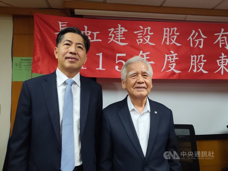 長虹建設4日召開股東會，董事長李文造（右）表示，央行房市管制措施實施近2年，政策效果逐步顯現，預計最快第3季有望鬆綁。左為長虹總經理李耀中。中央社記者何秀玲攝　115年6月4日