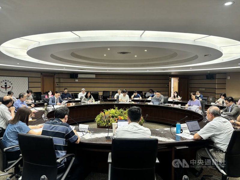 中選會4日舉行地方選舉候選人登記保證金數額訂定公聽會，出席的專家學者與政黨代表都支持調降候選人保證金，盼不要阻礙年輕人或小黨參政。中選會說，會將相關意見提到委員會議審酌決定。中央社記者高華謙攝 115年6月4日