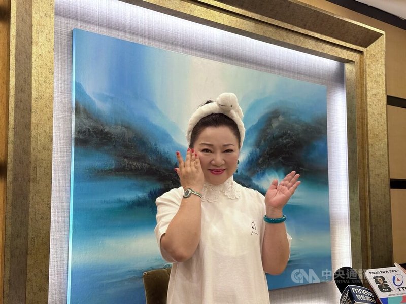 資深藝人白冰冰（圖）以「喝酒講酒話」入圍第37屆金曲獎最佳台語女歌手，4日受訪時回憶當年曾因女兒過世想退出演藝圈。中央社記者王心妤攝　115年6月4日