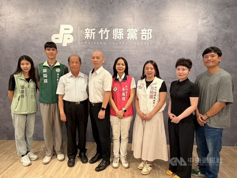 民進黨新竹縣議員第2選區（竹北東區）提名6搶4，4日公布初選民調結果，由現任議員歐陽霆（左2）、蔡蕥鍹（右4）以及竹北市民代表范格菱（右3）、邵啟月（左）出線。中央社記者郭宣彣攝　115年6月4日