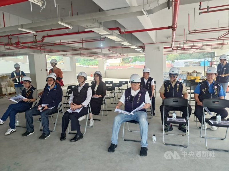 連江縣議會4日下午前往南竿鄉馬祖介壽公共立體停車場考察，聽取承包商簡報。中央社記者潘欣彤攝　115年6月4日