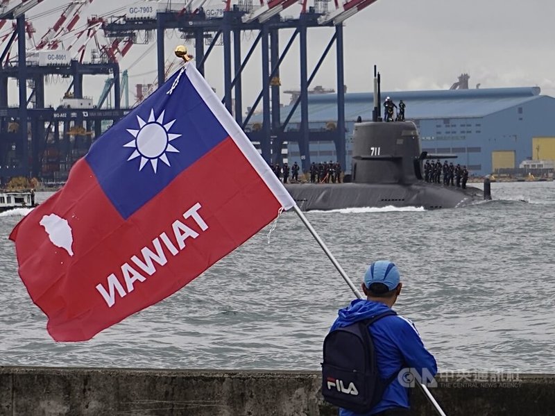 潛艦國造原型艦海鯤艦4日上午8時許出海測試，軍事迷在岸際高舉旗幟吶喊「海鯤艦加油」。中央社記者董俊志攝 115年6月4日