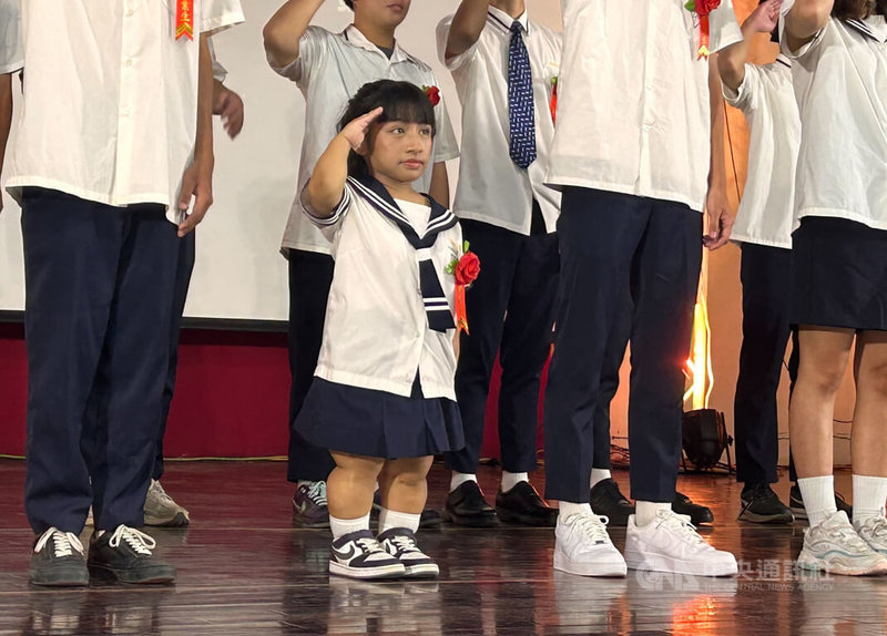 台東縣海端鄉新武部落布農族學生余靜瑩（前左）自幼罹患罕見疾病「假性軟骨不全症」，目前身高僅約100公分，但她始終樂觀面對人生挑戰，4日順利從台東高商畢業，將就讀高師大原民專班。中央社記者盧太城台東攝　115年6月4日