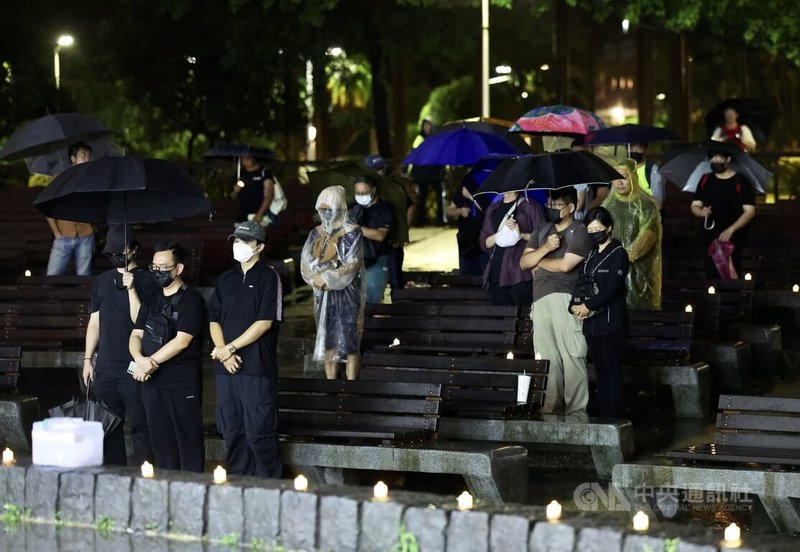 六四事件37週年，在台港人六四燭光晚會活動4日晚間在228公園登場，現場以燭光作為環境擺飾；儘管下雨，仍有約60至70人到場，氣氛凝重。中央社記者張皓安攝　115年6月4日