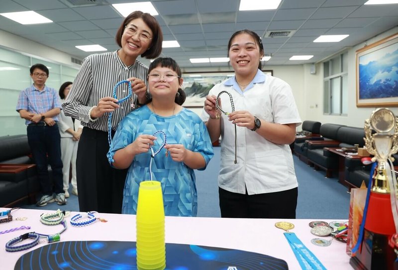 南投縣新民國小學生黃韻慈（前中）、草屯商工學生張譯今（前右）榮獲2026年總統教育獎，南投縣長許淑華（前左）4日表揚。（南投縣政府提供）中央社記者蕭博陽南投縣傳真　115年6月4日