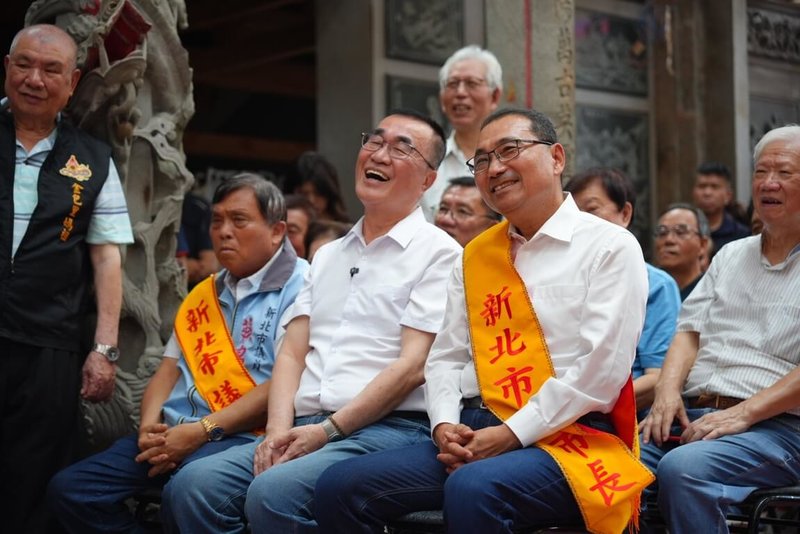 國民黨新北市長參選人李四川（前右2）4日與新北市長侯友宜（前右）一同參加金山區金包里慈護宮上梁大典。（李四川辦公室提供）中央社記者王鴻國傳真　115年6月4日