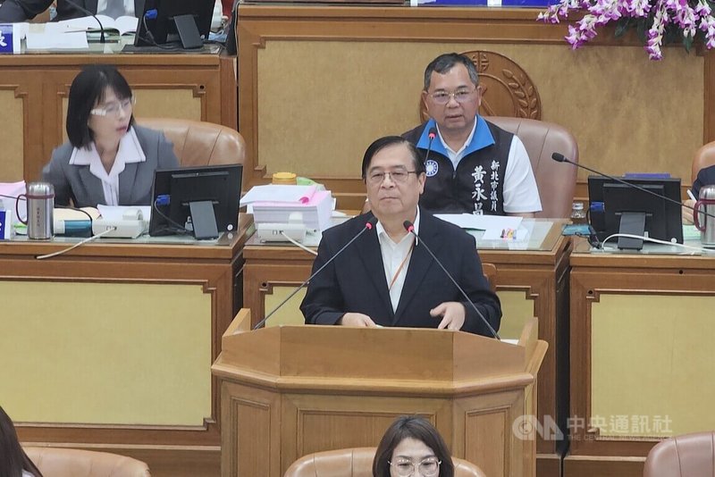 新北市議會審議通過交通局組織規程修正草案，交通局長鍾鳴時（前中）4日說，未來將在局轄一級單位中增設智慧運輸中心，建立智慧交控、智慧停車及智慧公運等3大系統。中央社記者王鴻國攝　 115年6月4日