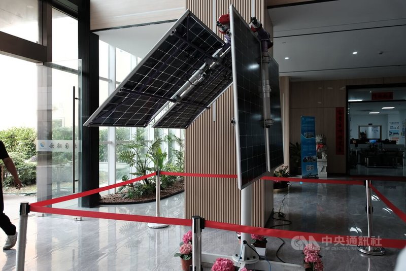 上海興鄴科技研發智慧折疊追光發電系統，採取「智慧追光」設計，可以一直朝向太陽照射方向，發電效率較傳統集中式太陽能板提升30%至40%。中央社記者廖文綺上海攝　114年6月4日