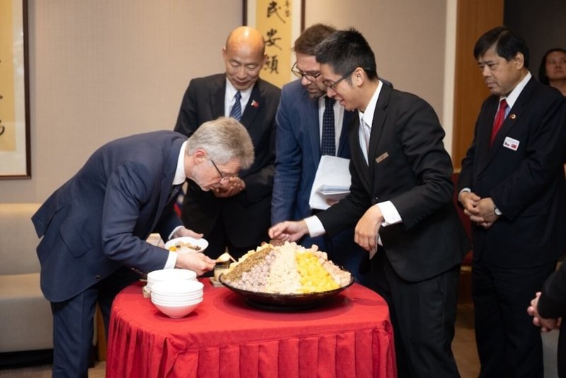 立法院長韓國瑜(後中)4日下午於立法院長官邸再度會晤捷克參議院議長韋德齊(Miloš Vystrčil,左)訪問團一行。雙方會晤期間,韓國瑜特別準備台灣特色點心款待訪團,包括剉冰、叉燒酥及黑糖糕等。圖中為韋德齊享用剉冰。(立法院提供)中央社記者王承中傳真 115年6月4日
