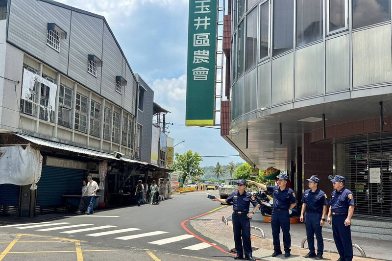 台南山區栽種的芒果將進入採收旺季，玉井青果市場及老街出現採買及吃芒果冰人潮，警方已開始編排警力，執行芒果季交通疏導工作。（玉井警分局提供）中央社記者楊思瑞傳真　115年6月4日