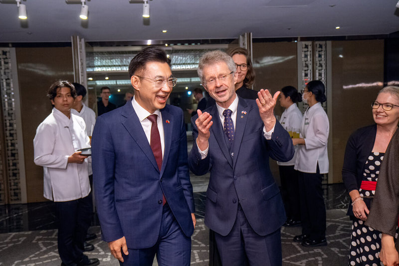 立法院副院長江啟臣（前左）3日出席捷克參議長韋德齊（前右）與捷克駐台代表史坦格共同舉辦的感恩酒會。（立法院提供） 中央社記者王承中傳真　115年6月4日
