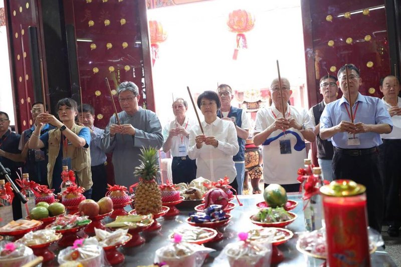 客委會主委古秀妃（前右3）在4日「六堆日」帶領多名六堆鄉區代表，於六堆忠義亭祭拜忠勇公王，追念忠勇義士為守護家園挺身赴義，延續客家先祖保庄衛土、守護鄉里忠義信念。（客委會客發中心提供）中央社記者黃郁菁傳真　115年6月4日