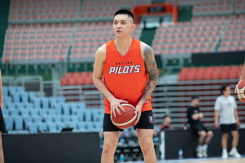 台灣職籃P.LEAGUE+ 桃園璞園領航猿隊本季尋求衛冕，當家球星盧峻翔（持球者）4日受訪時強調，絕對不能輕敵，必須打出屬於領航猿的團隊球風，才有可能如願2連霸。（PLG提供）中央社記者陳容琛傳真　115年6月4日