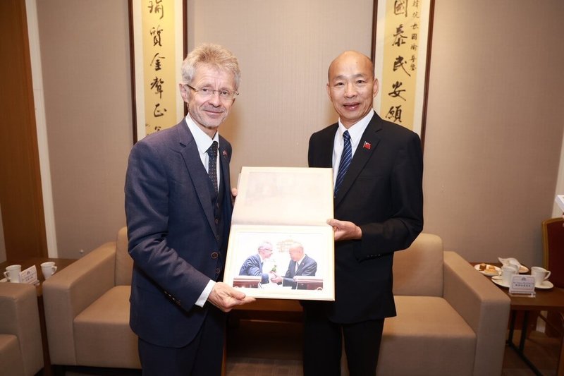立法院長韓國瑜（右）4日在立法院長官邸，再度會晤捷克參議院議長韋德齊（左）。（立法院提供） 中央社記者王承中傳真 115年6月4日
