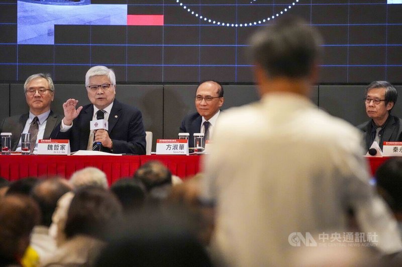 台積電4日在新竹召開股東常會，董事長暨總裁魏哲家（左2）回應股東提問。中央社記者鄭清元攝　115年6月4日