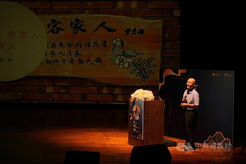 2025年一等客家事務專業獎章獲獎者李旺台（圖）4日在屏東縣六堆客家文化園區舉辦專題講座，以「六堆人 客家人 台灣人」為主題，帶領民眾走過六堆發展歷史。中央社記者黃郁菁攝　115年6月4日