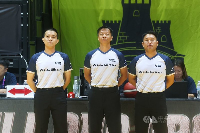 台灣職業籃球大聯盟（TPBL）總冠軍賽第6戰4日在新莊體育館進行，聯盟找來2名籃協體系的裁判，包括王張詩淵（右）、侯淳仁（左），引發關注。中央社記者王騰毅攝　115年6月4日