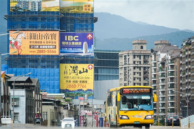 圖為台北市士林區街區建案建築櫛比鱗次。 （中央社檔案照片）