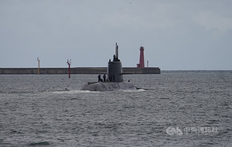 海鯤艦4日上午再次駛出高雄港區測試，軍事專家表示，測試狀況頻繁代表越來越穩定，「這也顯示離交艦時間越來越近了」。中央社記者董俊志攝 115年6月4日