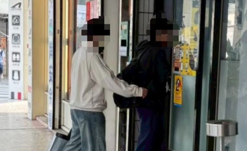 民進黨新竹市議員楊玲宜4日指出，街頭麻將館林立卻無自治條例可管，甚至有高中生穿制服進館打麻將，批市府行政怠惰。（楊玲宜提供）中央社記者魯鋼駿傳真 115年6月4日