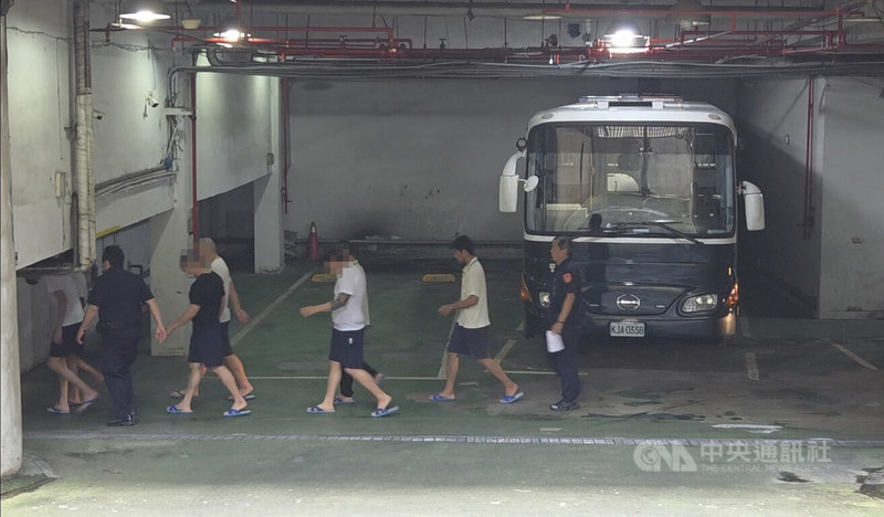 41歲男子李坤瑞（右2）於台北車站大廳接連攻擊陳姓民眾、3歲菲律賓籍女童遭起訴，4日上午移審台北地方法院。中央社記者謝君臨攝 115年6月4日