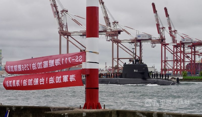 潛艦國造原型艦海鯤艦4日上午8時許出海測試，軍事迷在岸際掛起旗幟為台船和國軍加油。中央社記者董俊志攝 115年6月4日