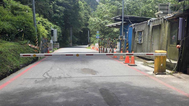 因受低壓系統影響，高雄市山區將有強降雨發生機率，公路局南區養護工程分局甲仙工務段不排除於5日至8日，預警性封閉台20臨105線梅山口至向陽路段，後續將視天候狀況及巡查道路安全，再行開放通行。（甲仙工務段提供）中央社記者張已亷傳真 115年6月4日