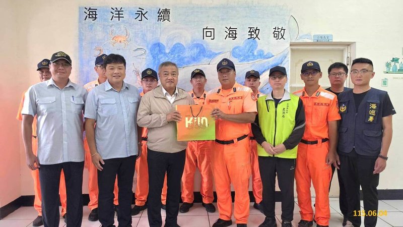 澎湖「打擊非法漁撈平台」3日晚間在海淡廠附近海域查獲首宗違法採捕馬糞海膽，澎湖地檢署檢察長吳怡明（前左3）4日嘉勉海巡人員，並表示檢方將持續與各執法機關保持緊密合作，強力執法、嚴查速辦。（澎湖地檢署提供） 中央社　115年6月4日