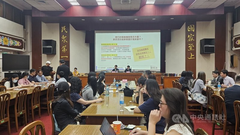 民眾黨立法委員邱慧洳4日召開「歐耐恩受害者被當皮球，無照牙套？威脅健康？」協調會指出，有民眾於海棠牙醫等診所接受「歐耐恩」透明牙套療程，卻陸續發生牙套未交貨、療程中斷等事件。中央社記者曾以寧攝 115年6月4日