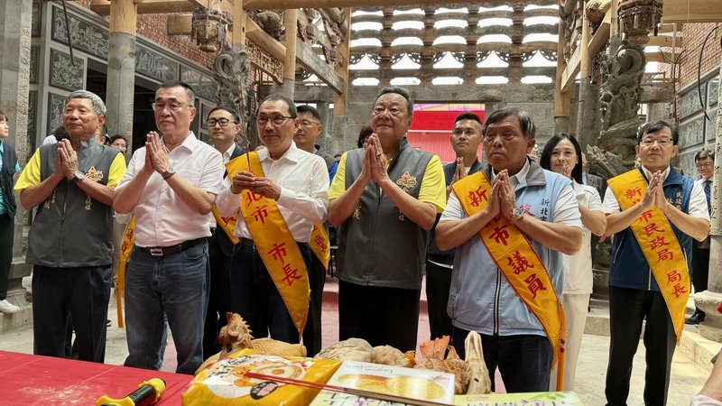 在新北市長侯友宜（前左3）等人共同見證下，金包里慈護宮歷史建築重組工程4日完成上梁大典。侯友宜表示，希望能重現200多年歷史的古廟風華。（市府提供）中央社記者王鴻國傳真　115年6月4日