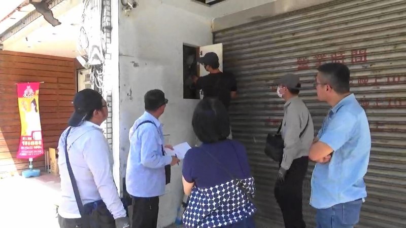 周姓男子曾因改裝電表遭判刑，民國111年起重操舊業，陸續助28戶改裝電表，經人檢舉，台電察覺異狀報警，雲林地檢署日前偵結，將周男依法提起公訴。圖為警方與台電查緝電表異狀。（檢方提供）中央社記者姜宜菁傳真　115年6月4日