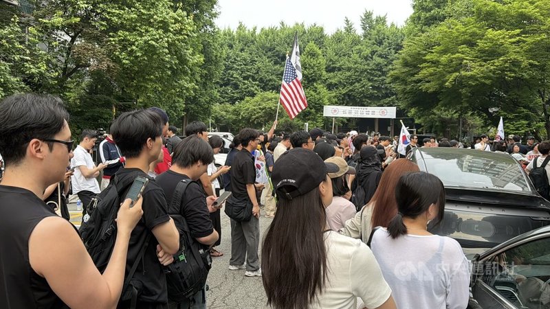 韓國地方選舉3日爆出首爾有14處投票所投票用紙不足爭議，抗議民眾徹夜守在蠶室7洞第2投票所，不讓投票箱運出，因此直到4日早上仍未完成開票。中央社記者楊啟芳首爾攝　115年6月4日